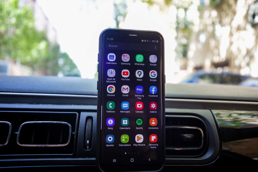 Un 'smartphone' con el menú de aplicaciones abierto colocado en un coche, en Madrid (España) a 3 de mayo de 2020.