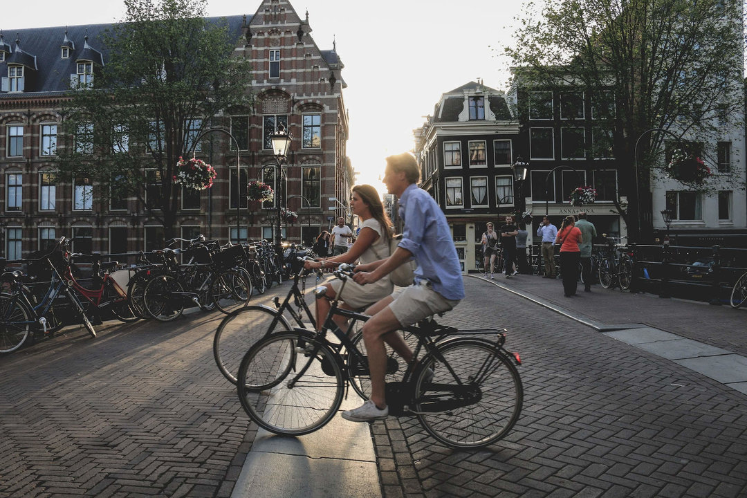 Un recorrido por los monumentos más bonitos de Amsterdam (en bicicleta)