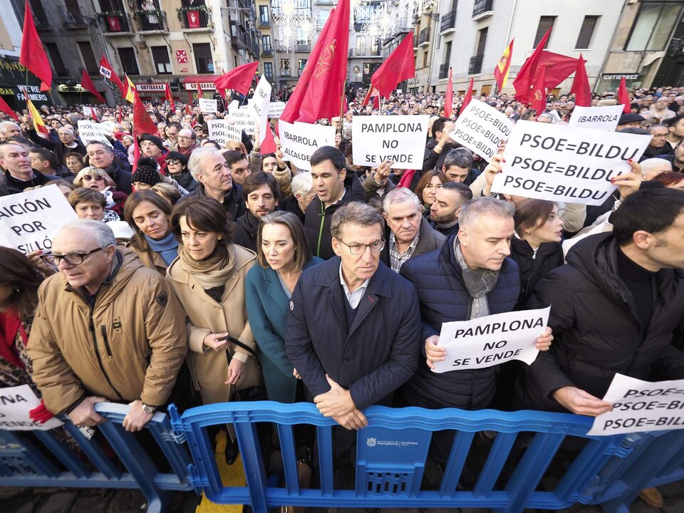 Manifestaci&oacute;n en Pamplona contra la moci&oacute;n de censura de EH Bildu que apoyar&aacute; el PSN.