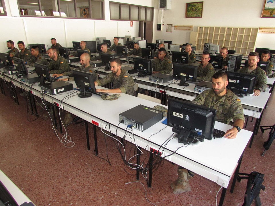 Militares del Ejército de Tierra, en un aula de informática (Foto: Flickr Ejército de Tierra).