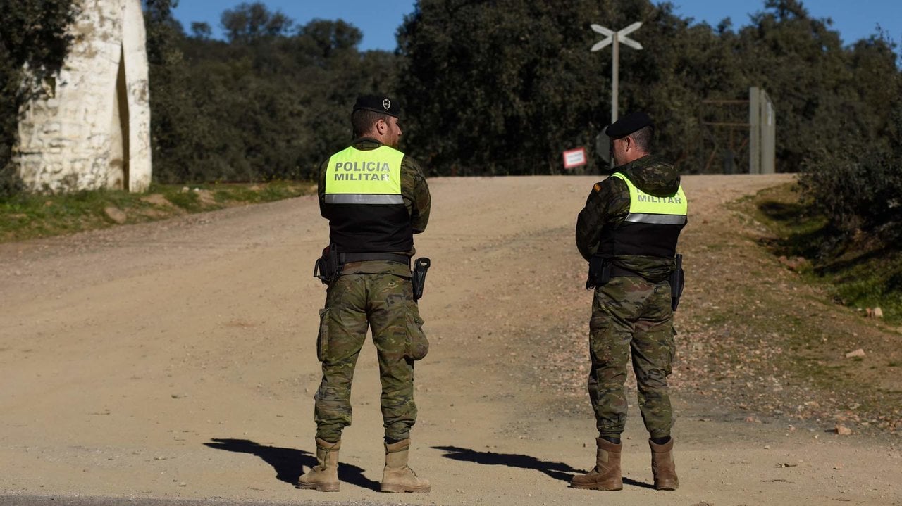 Policía Militar en el lugar del fallecimiento de los dos militares en Cerro Muriano (Foto: Rafael Madero / Europa Press).