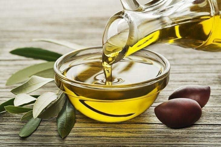 Bol con aceite de oliva