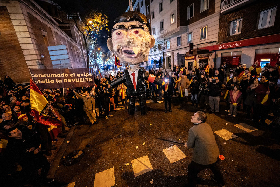 Apaleamiento de un muñeco que representa a Pedro Sánchez, en la calle de Ferraz.