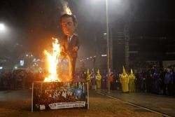 El muñeco quemado por un grupo de ciudadanos que, según el PP, es el líder del partido, Alberto Núñez Feijóo.