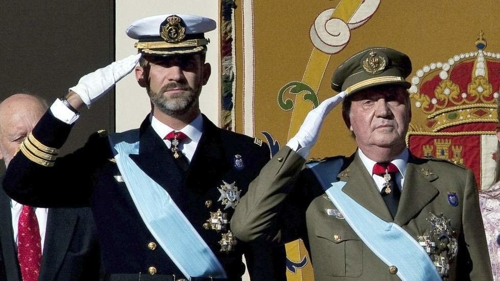 El rey Felipe y su padre, el rey Juan Carlos.