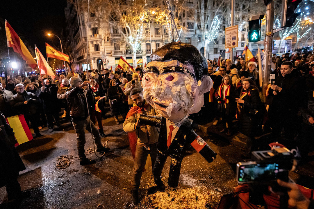 Decenas de personas celebran la entrada del año nuevo en la calle Ferraz, a 1 de enero de 2024, en Madrid (España).