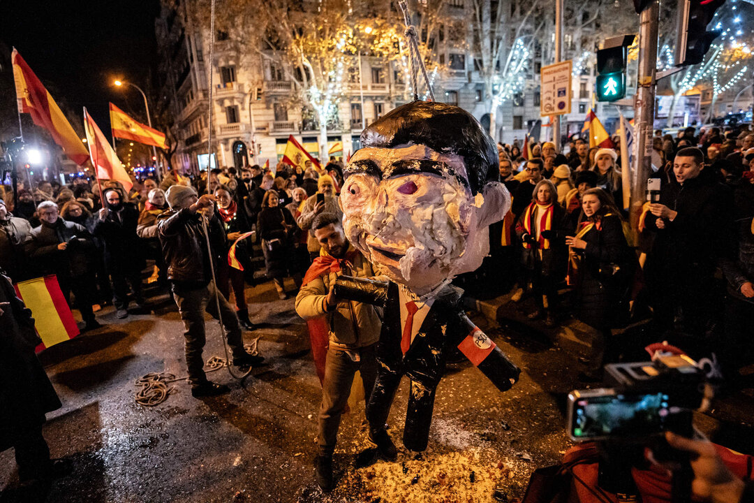 Decenas de personas celebran la entrada del a&ntilde;o nuevo en la calle Ferraz, a 1 de enero de 2024, en Madrid (Espa&ntilde;a).