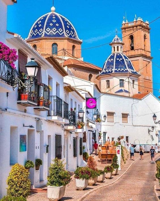 Este es el pueblo español muy parecido a Santorini: casas blancas y terrazas de lujo