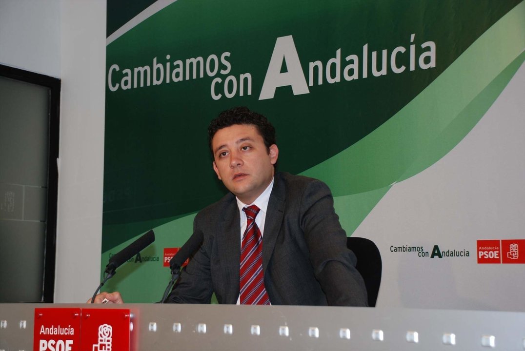 Rafael Velasco en una comparecencia con el PSOE
