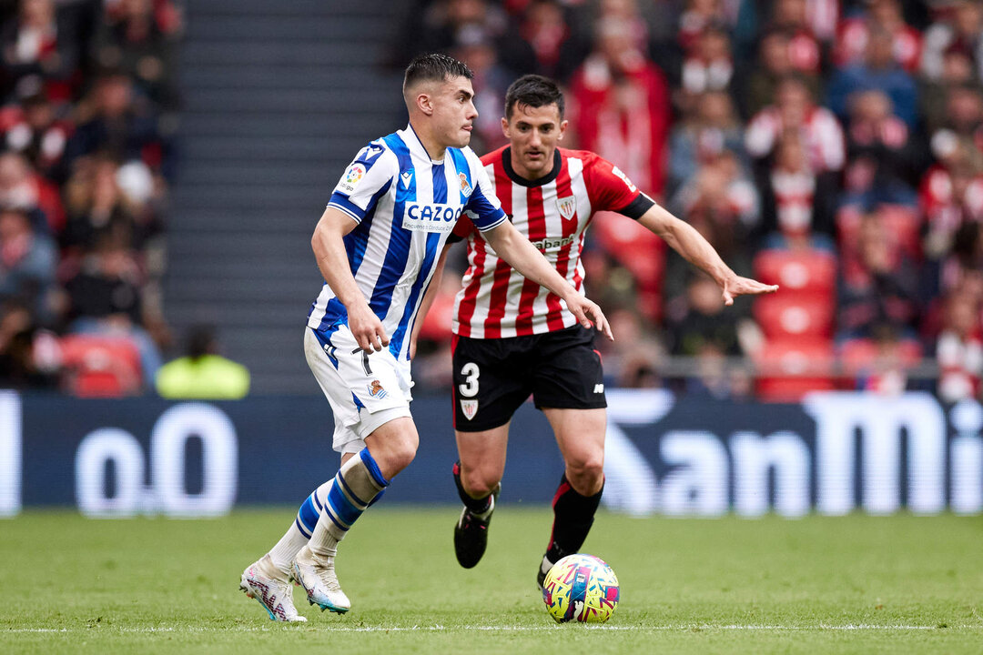Ander Barrenetxea of Real Sociedad competes for the ball with Daniel Vivian of Athletic Club during the La Liga Santander match between Athletic Club and Real Sociedad at San Mames  on April 15, 2023, in Bilbao, Spain.
