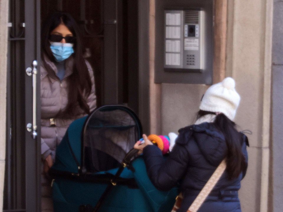 Gabriela Guillén entra en casa junto a su bebé y su madre, a 12 de enero de 2024, en Madrid (España).