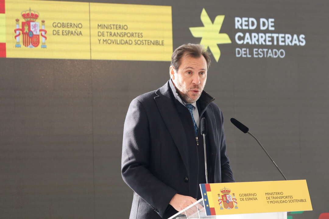 11-01-24 El ministro de transportes y movilidad sostenible, &Oacute;scar Puente junto al presidente de la regi&oacute;n Fernando L&oacute;pez Miras supervisan la finalizacion de las obras del &uacute;ltimo tramo de la A-33 entre Yecla y Caudete.