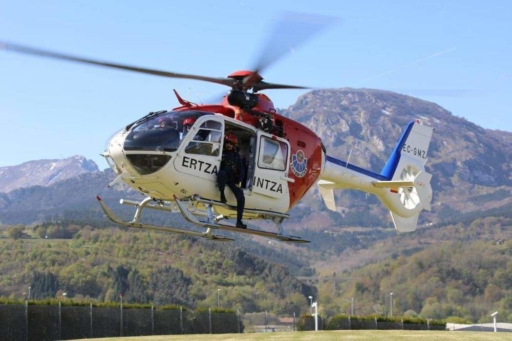 Uno de los helicópteros de la Ertzaintza realiza labores de rescate en montaña / ERTZAINTZA