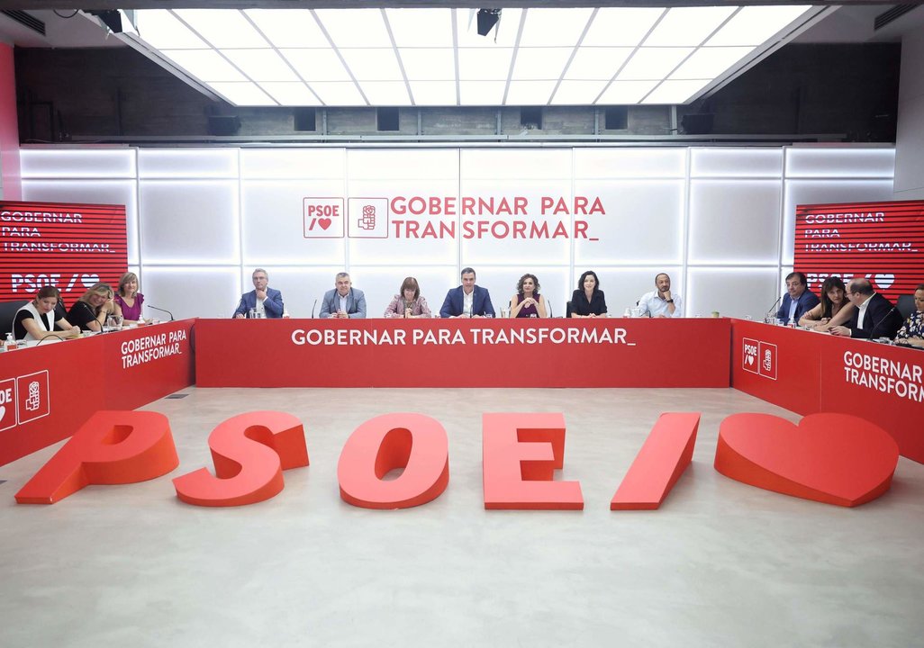 De izquierda a derecha. El secretario de Organización del partido socialista, Santos Cerdán; la presidenta del PSOE, Cristina Narbona; el presidente del Gobierno, Pedro Sánchez.