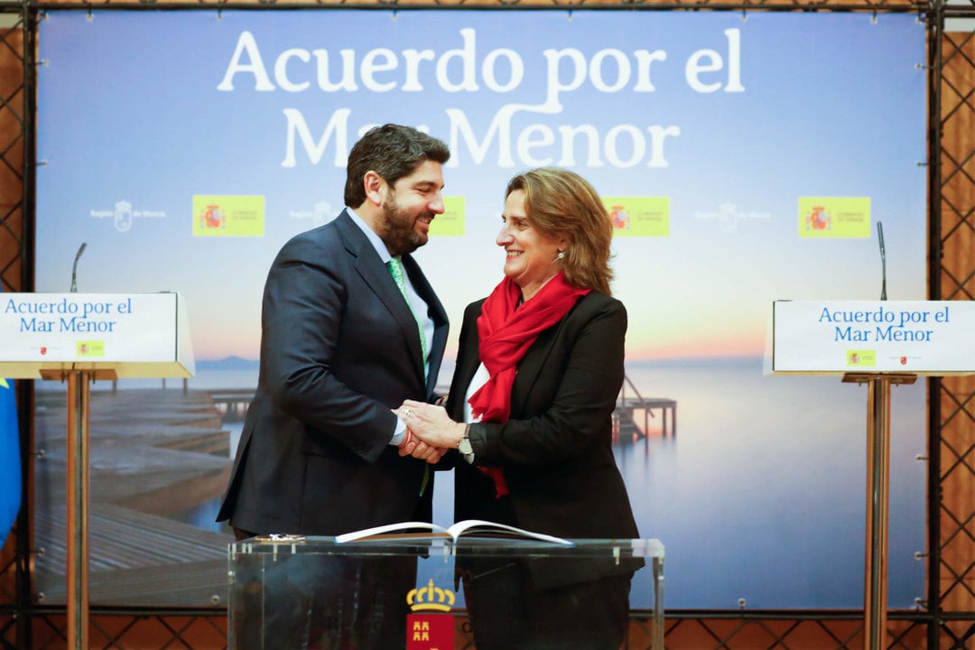 Fernando López Miras y Teresa Ribera se saludan durante la firma de un protocolo sobre el Mar Menor, a 17 de enero de 2024, en Murcia.
 Edu Botella / Europa Press