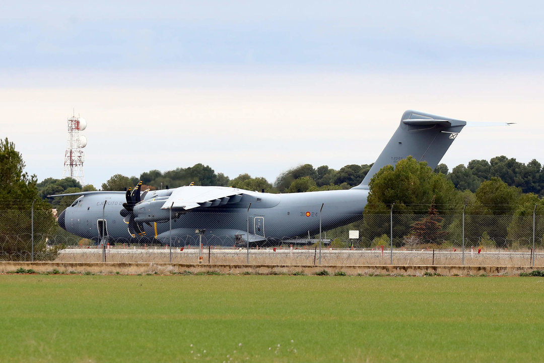 Un avión A400M en la base aérea de Los Llanos, Albacete (Foto: Luis Vizcaíno / Europa Press).