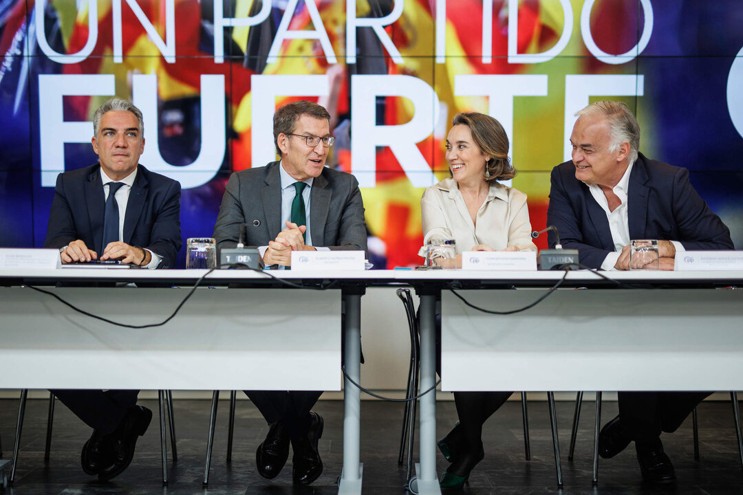 (I-D) El coordinador general del PP, El&iacute;as Bendodo; el presidente del Partido Popular, Alberto N&uacute;&ntilde;ez Feij&oacute;o; la secretaria general del Partido Popular, Cuca Gamarra, y el vicesecretario de Acci&oacute;n Institucional del Partido Popular, Esteban Gonz&aacute;lez Pons.