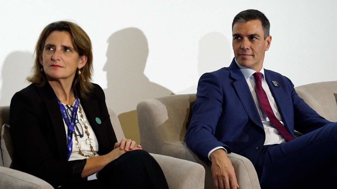 Archivo - El presidente del Gobierno, Pedro Sánchez, y la ministra para la Transición Energética y Reto Demográfico, Teresa Ribera.
