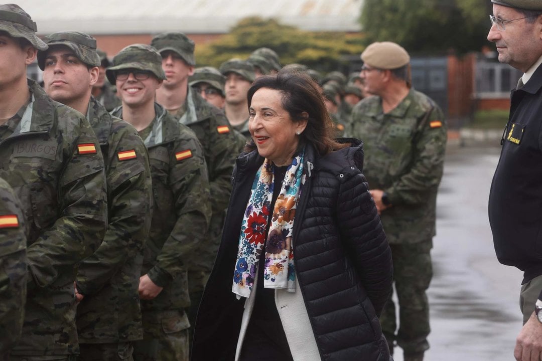 Cargar máis
La ministra de Defensa, Margarita Robles, pasa revista a las tropas en el Acuartelamiento Camposoto en San Fernando.