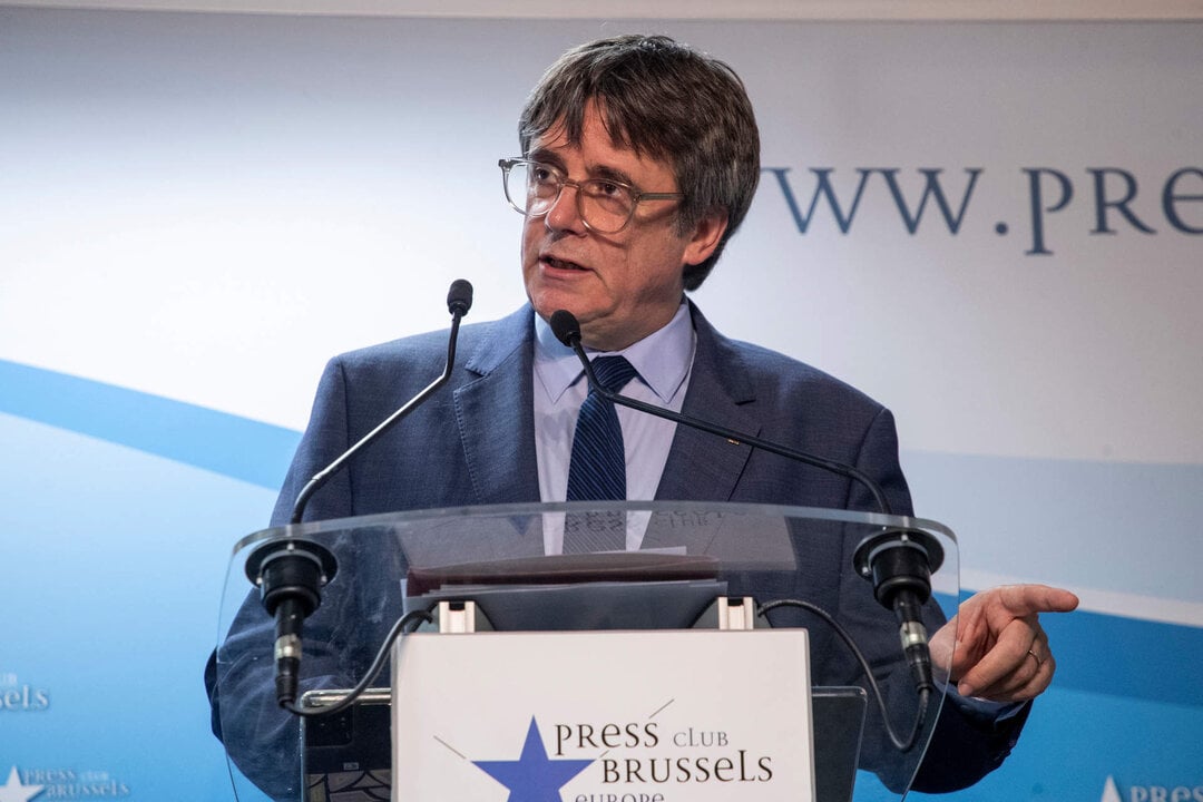 El expresidente de la Generalitat y eurodiputado de Junts, Carles Puigdemont, comparece en una rueda de prensa para explicar los detalles del acuerdo de investidura con el PSOE, en el Parlamento Europeo.