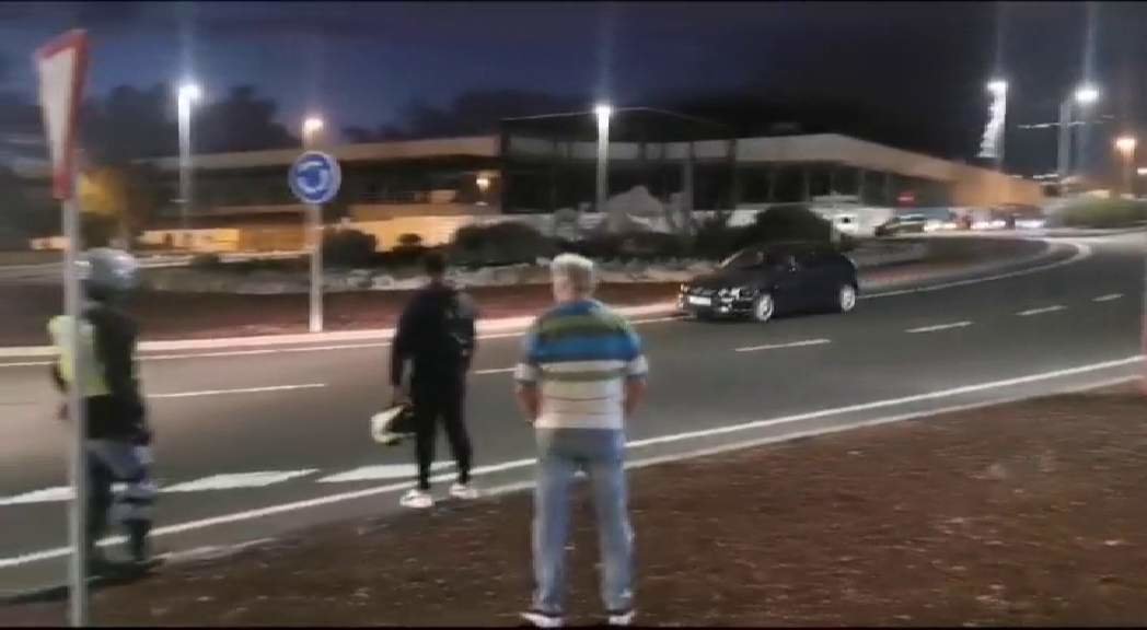 Conductor detenido en Tenerife tras dar vueltas en sentido contrario y sin luces a una rotonda