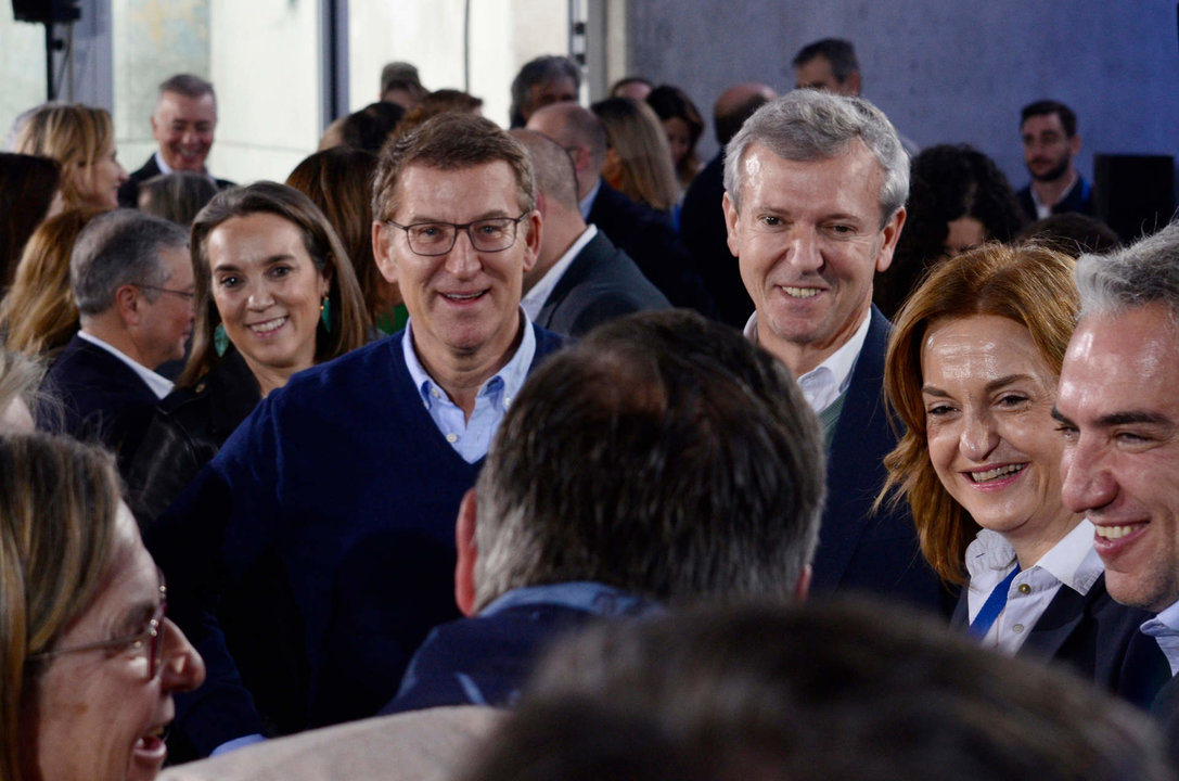 La secretaria general del Partido Popular, Cuca Gamarra (2i); el presidente de la Xunta de Galicia, Alfonso Rueda (3i); el presidente del Partido Popular, Alberto Núñez Feijóo (3d), y el coordinador general del PP, Elías Bendodo (1d).