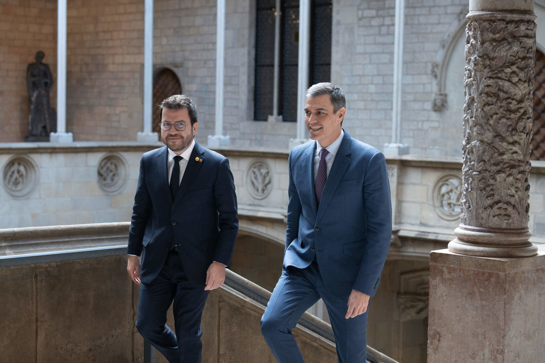 Archivo - El presidente del Gobierno, Pedro Sánchez (d), y el president de la Generalitat de Catalunya, Pere Aragonès (i).