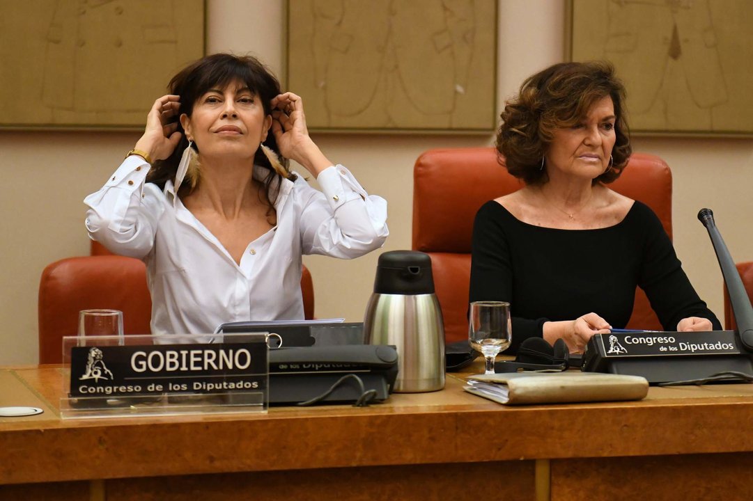 La ministra de Igualdad, Ana Redondo (i) y la diputada del PSOE y exvicepresidenta primera del Gobierno Carmen Calvo (d), durante la Comisión de Igualdad, en el Congreso.
