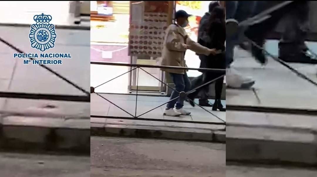 Imagen de un carterista grabado mientras robaba una cartera a un paseante por el centro de Madrid (Foto: Policía Nacional).