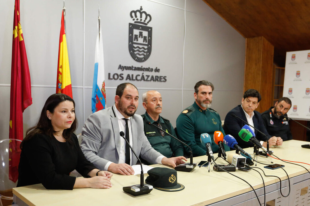 26-01-24 El ayuntamiento de Los Alc&aacute;zares convoca a los medios tras haber encontrado al ni&ntilde;o desaparecido en el Mar Menor. Intervienen el alcalde de Los Alc&aacute;zares, Mario P&eacute;rez Cervera, los abogados de la familia de Ivailo Petrov y miembros del operativo de b&uacute;squeda. En la imagen de izauierda a derecha, Francisco Caba&ntilde;ero de laos geas, el teniente de la guardia civil Manuel Le&oacute;n Ben&iacute;tez, el alcalde Mario P&eacute;rez Cervera, la abogada Ver&oacute;nica Ene, el abogado Sergio Marco y Carmelo Masrt&iacute;nez de protecci&oacute;n civil