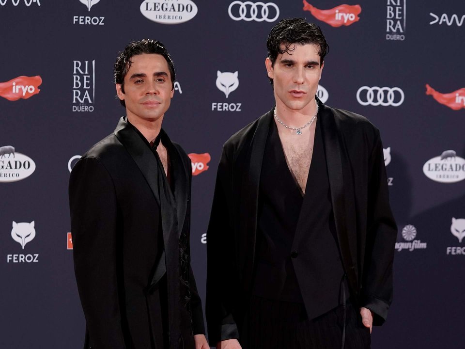 Los directores Javier Ambrossi (i) y Javier Calvo (d) posan en la alfombra roja previa a la gala de la XI edición de los Premios Feroz.