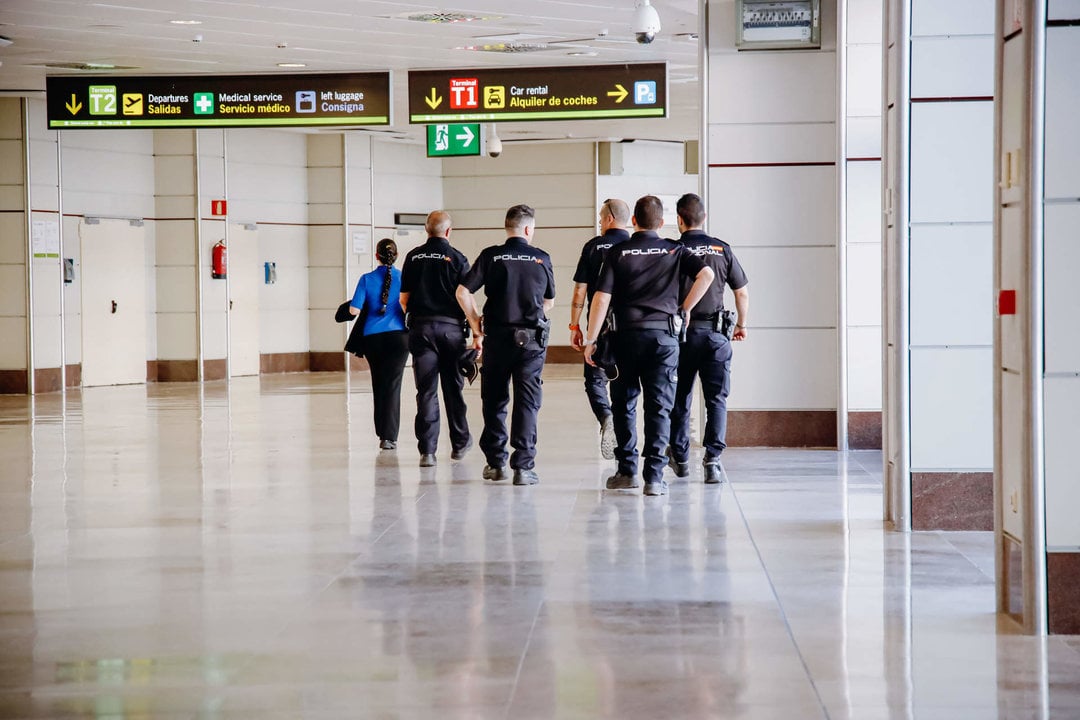 Un grupo de agentes de la Policía Nacional en el aeropuerto Adolfo Suárez Madrid Barajas.