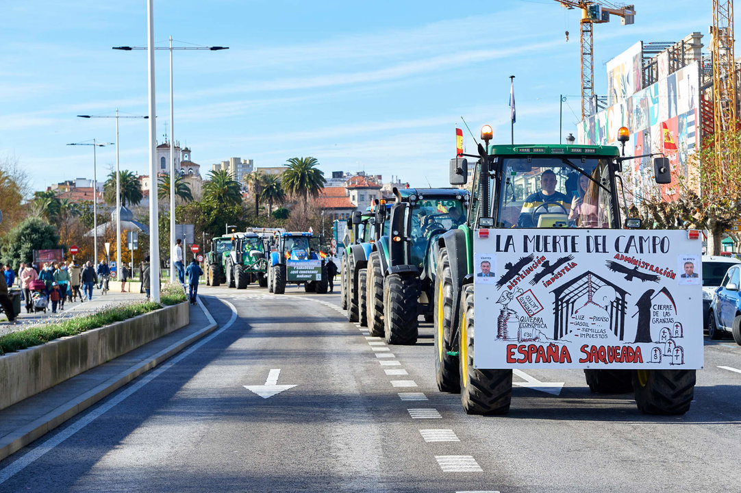 Archivo - Varios tractores circulan por una carretera en una manifestación de profesionales de la ganadería, en Santander.