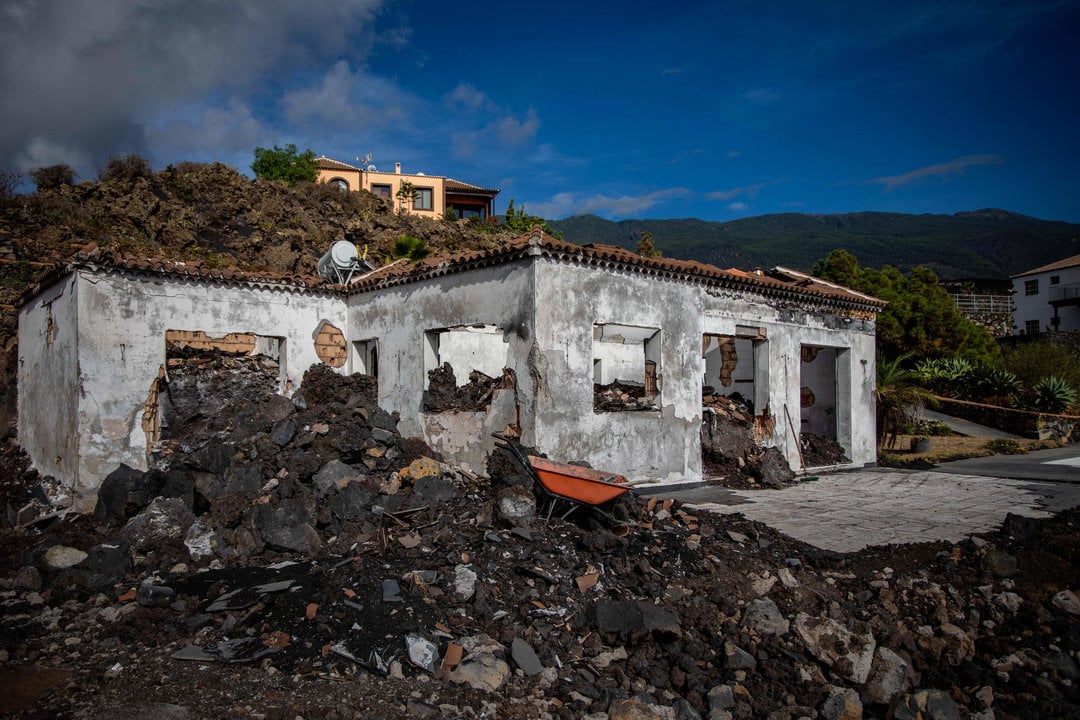 Vista de una casa arrasada por la lava en Las Manchas, Los Llanos de Aridane (La Palma). Kike Rincón / Europa Press