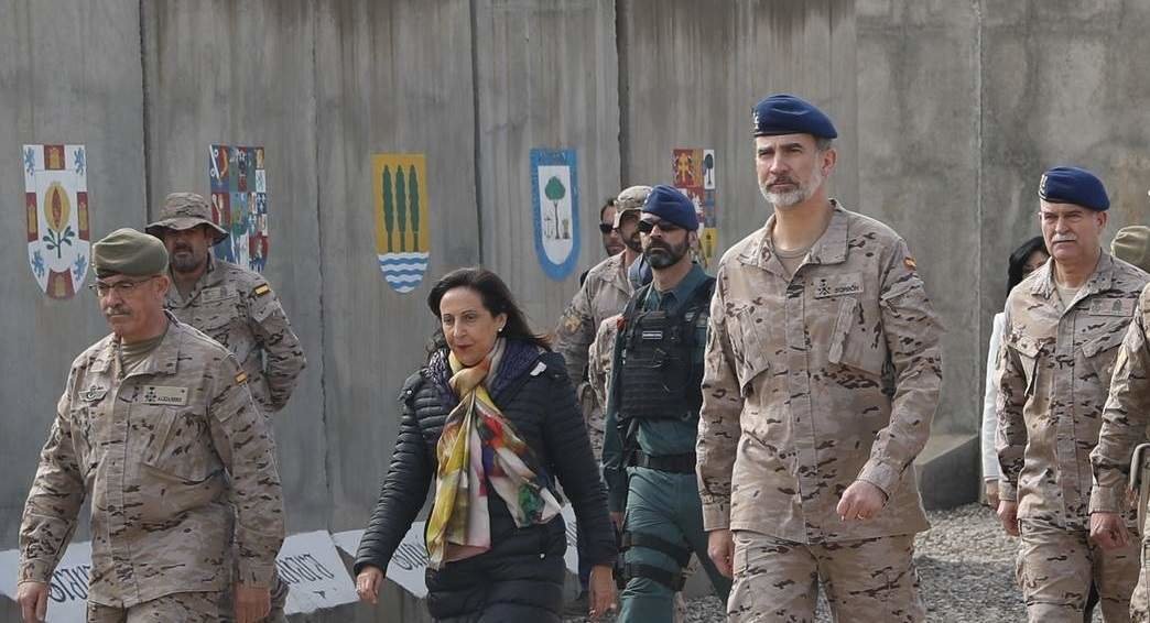 El JEMAD Fernando Alejandre, Margarita Robles y el rey Felipe, durante una visita a Irak en 2019 (Foto: Casa de S.M. el Rey).