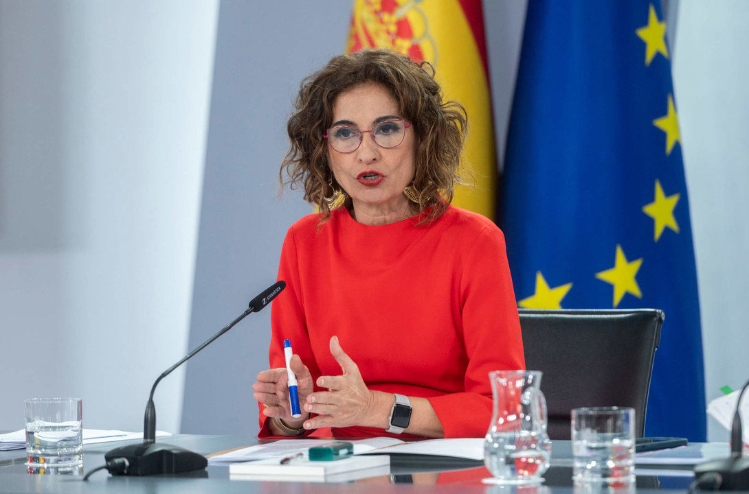 La vicepresidenta primera y ministra de Hacienda, María Jesús Montero, este martes en la rueda de prensa del Consejo de Ministros.