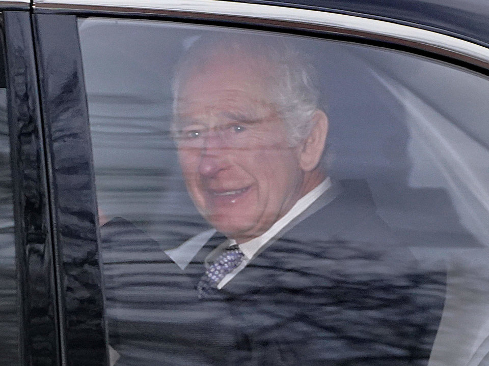 06 February 2024, United Kingdom, London: Britain's King Charles III and Queen Camilla leave Clarence House following the announcement of King Charles III's cancer diagnosis. The King has been diagnosed with a form of cancer and has begun a schedule of regular treatments, and while he has postponed public duties he "remains wholly positive about his treatment", Buckingham Palace said. Photo: James Manning/PA Wire/dpa

06/2/2024 ONLY FOR USE IN SPAIN