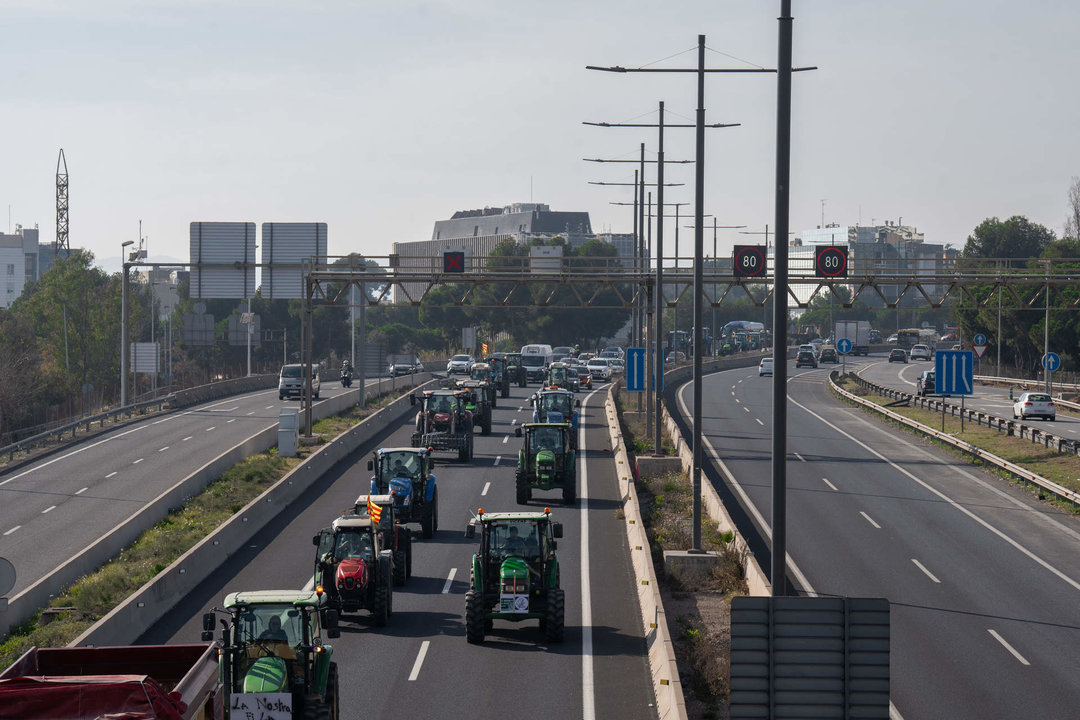 Varios tractores de agricultores se dirigen a la avenida Diagonal en Barcelona.