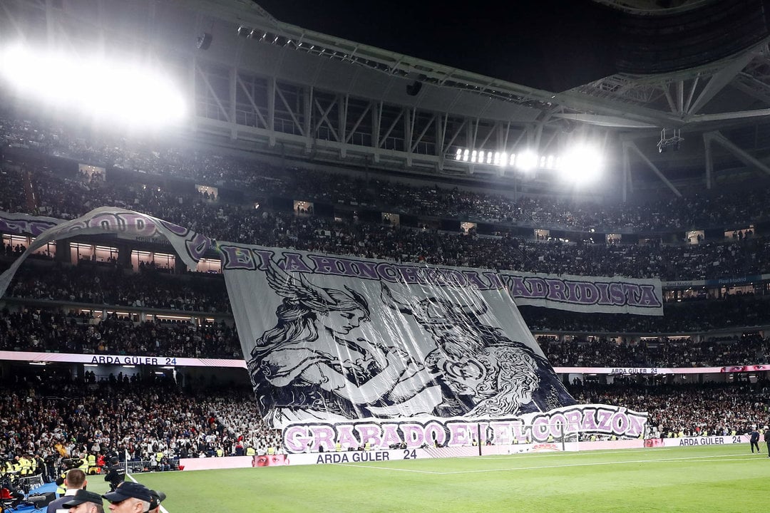 Tifo desplegado por la Grada Fans en el Real Madrid-Atlético de Madrid (Foto: AFP7 / Europa Press - Only For Use In Spain).
