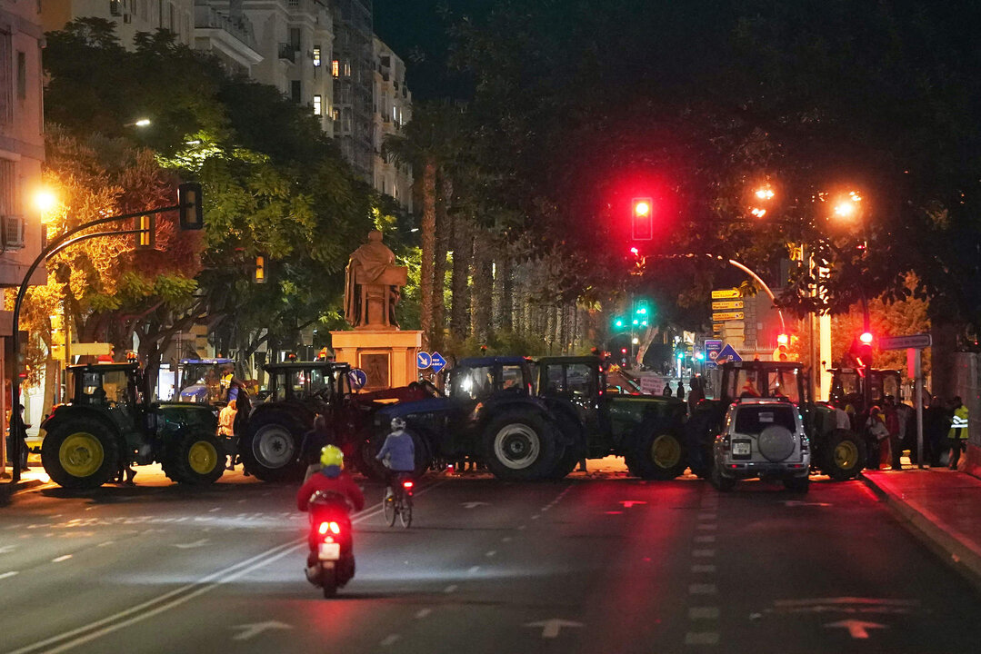 Varios centenares de agricultores bloquean los accesos al puerto de M&aacute;laga como protesta por la competencia desleal y los baos precios de frutas y hortalizas a 6 de febrero de 2024 en M&aacute;laga, Andaluc&iacute;a.//&Aacute;lex Zea.