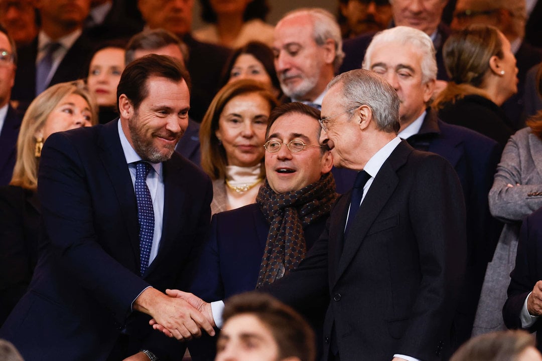 Óscar Puente saluda a Florentino Pérez en presencia de José Manuel Albares, en el palco del Bernabéu (Foto: AFP7 / Europa Press).