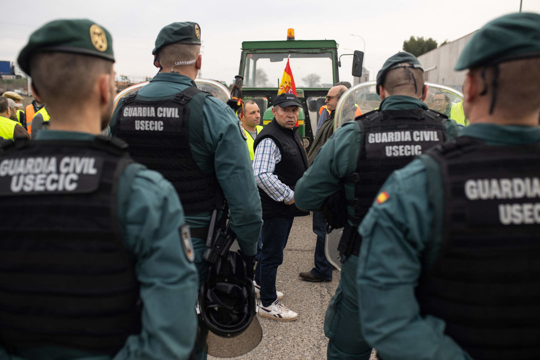 Agentes de Guardia Civil frente a los agricultores durante una concentración de tractores en Villarejo de Salvanés.