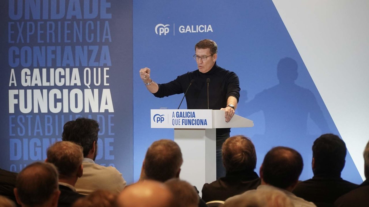 El presidente nacional del PP, Alberto Núñez Feijóo, interviene durante un mitin de campaña, en el Hotel Attika21 As Galeras de Oleiros, a 8 de febrero de 2024, en Oleiros, A Coruña, Galicia (España). Este es uno de los actos previos a los comicios gallegos / EP