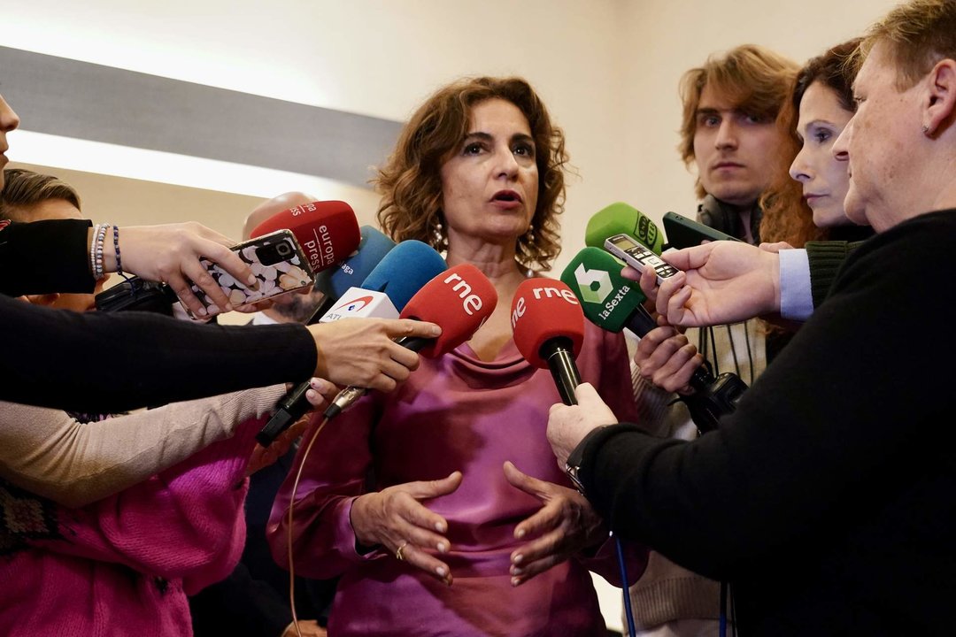 La vicepresidenta primera y ministra de Hacienda, María Jesús Montero, este viernes atendiendo a los medios en Málaga.