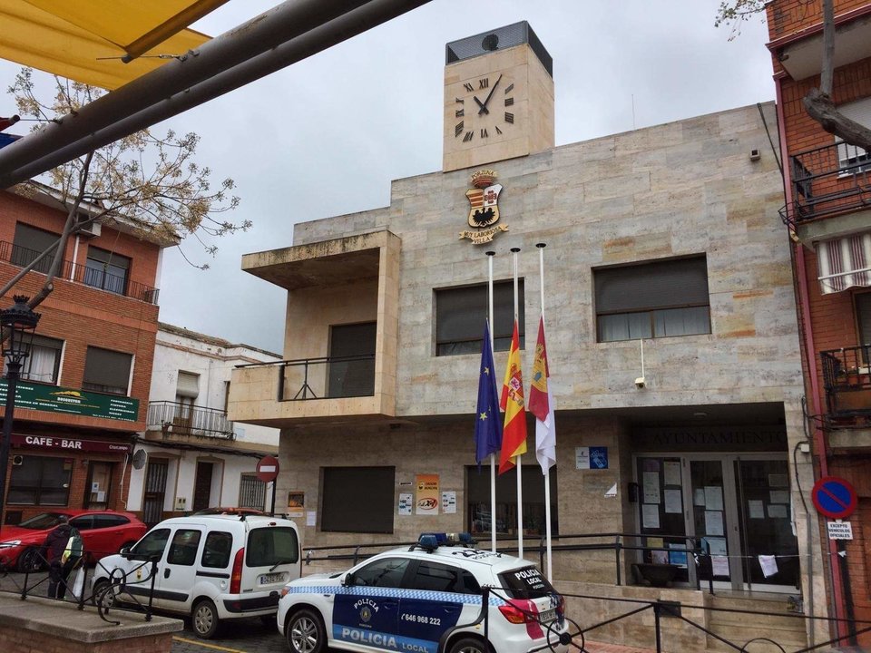 Fachada del Ayuntamiento de Porzuna. (Foto: AY PORZUNA / EP)