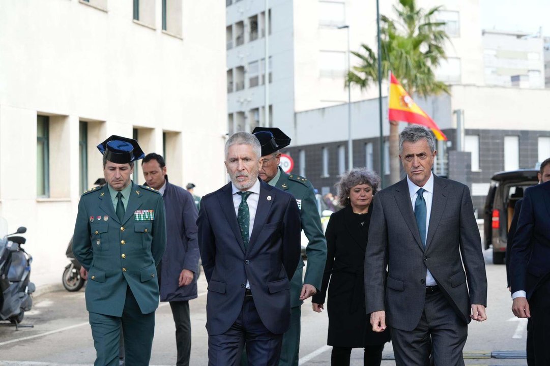 El ministro de Interior, Fernando Grande-Marlaska, dos días mas tarde acude a la Comandancia de la Guardia Civil de Cádiz tras el asesinato de dos agentes en Barbate.