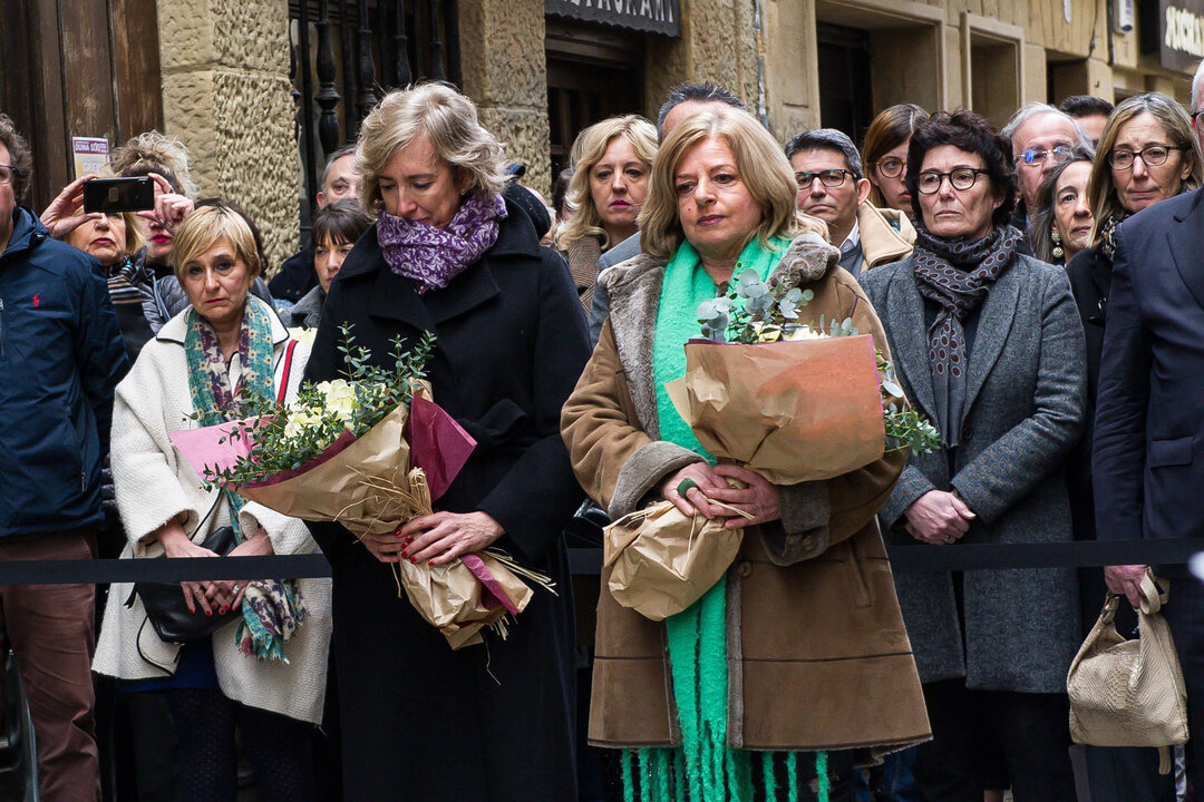 El Ayuntamiento de San Sebastian descubreuna placa en recuerdo de Gregorio Ordo&ntilde;ez junto al bar La Cepa lugar del atentado mortal - San Sebastian 25/01/2020