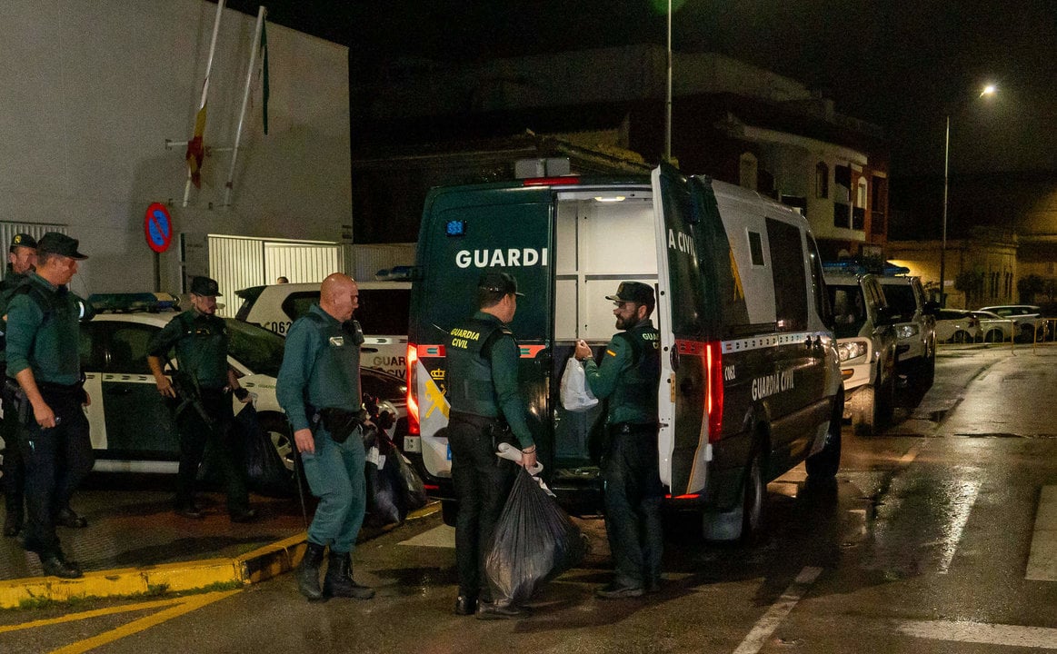 Agentes de la Guardia Civil en el operativo en Barbate para detener a los tripulantes de una narcolancha.