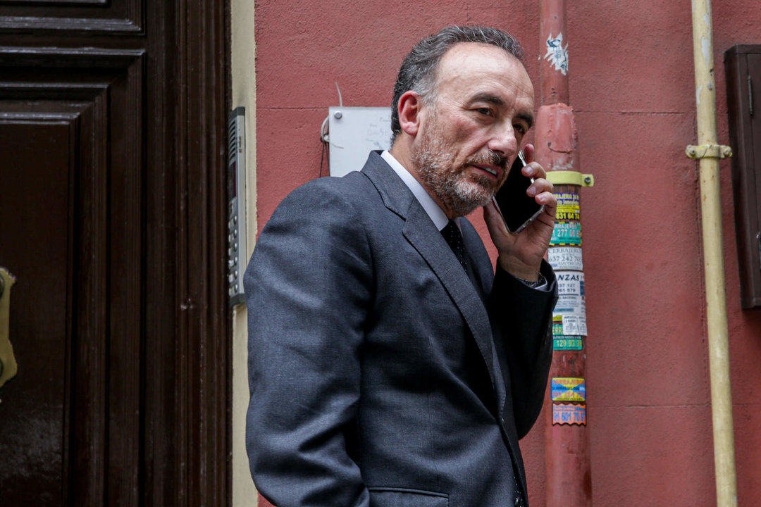 El juez Manuel Marchena habla por teléfono en una calle de Madrid (Foto: Ricardo Rubio / Europa Press)