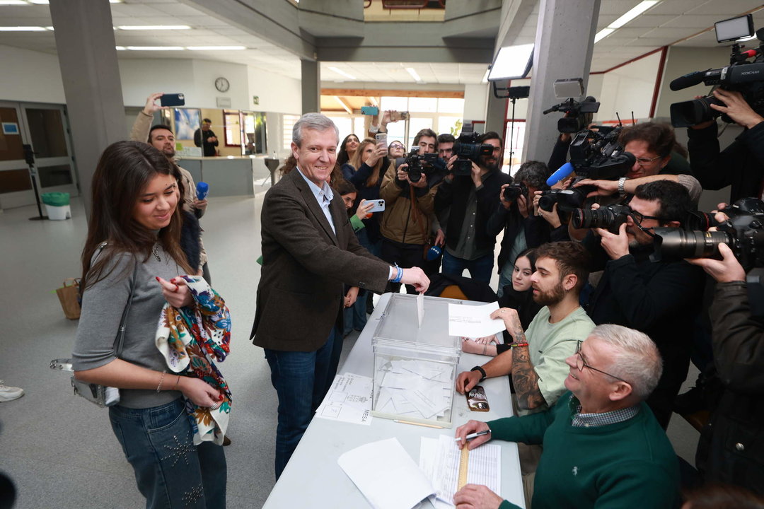 Alfonso Rueda vota en las elecciones autonómicas de Galicia (Foto: Beatriz Ciscar / Europa Press).